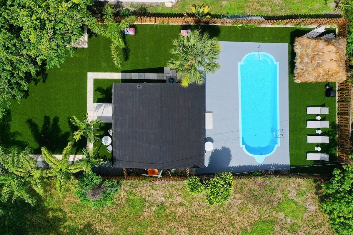 Hollywood Sunshine Resort – 2 House’s and Hot Tub gallery image 4