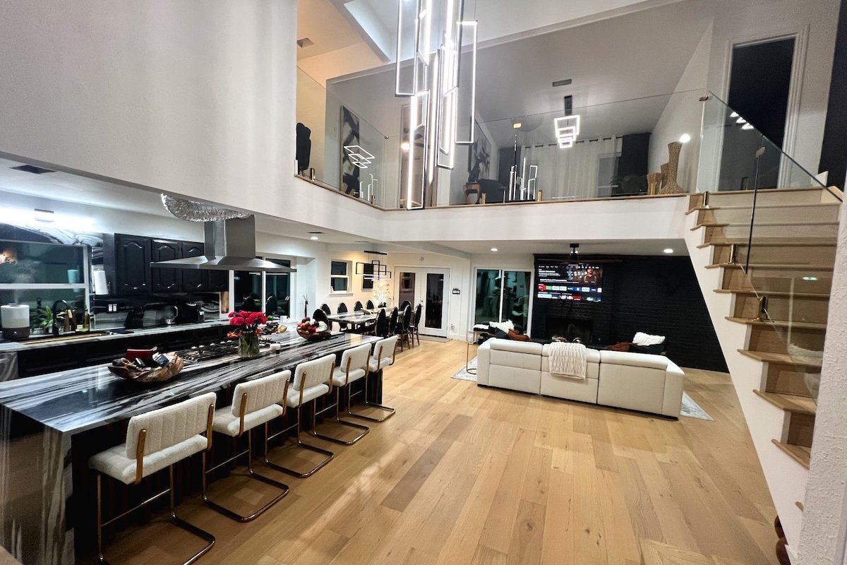 Luxury Home w Pool, Chef’s Kitchen, Massage Chairs gallery image 5