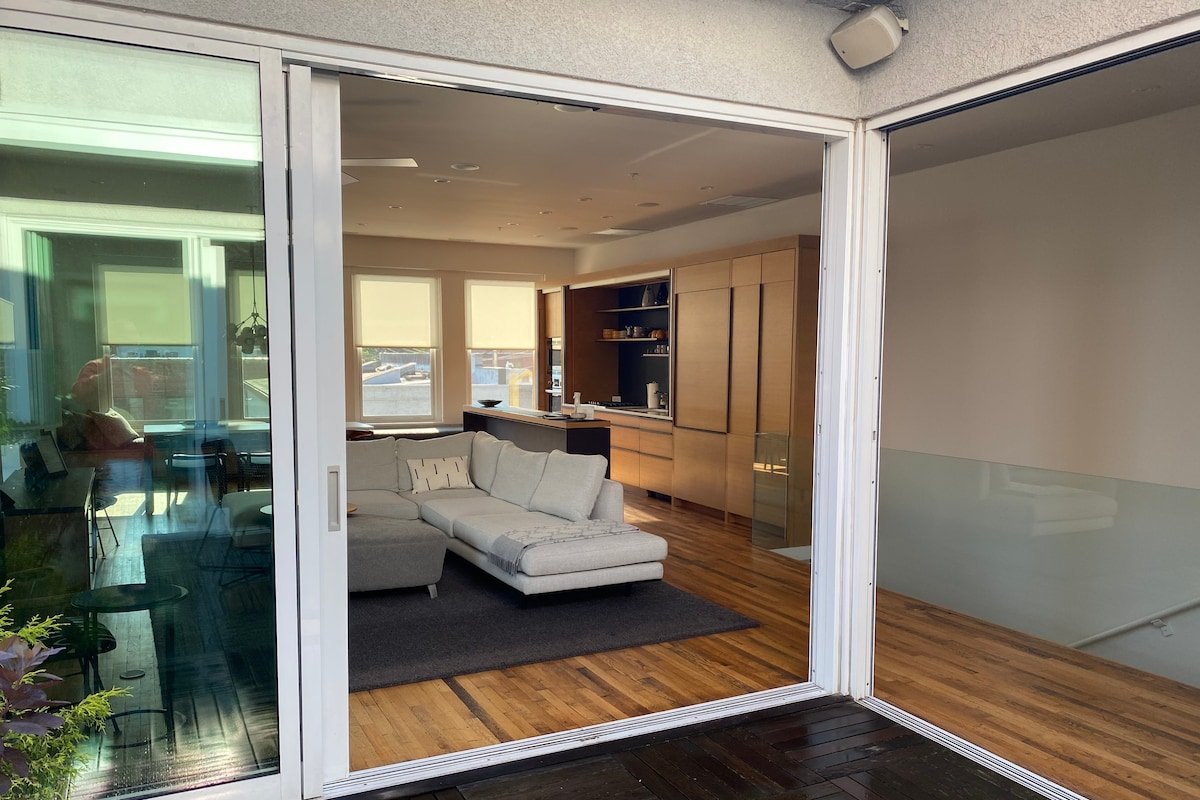 Central Downtown Luxury Contemporary Residence 301 gallery image 5