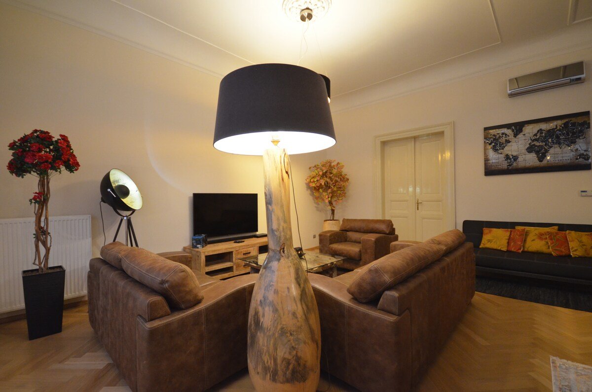 Grand Luxury – Collection Kozi – Old Town Square gallery image 3