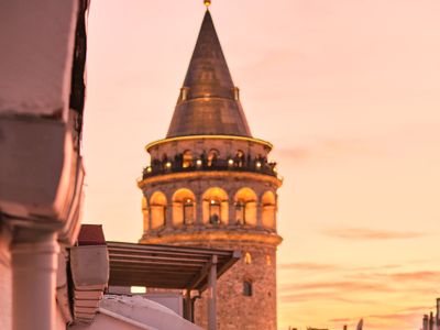 Urban Oasis: Duplex 3BR, 2BA, 2 Private Terraces