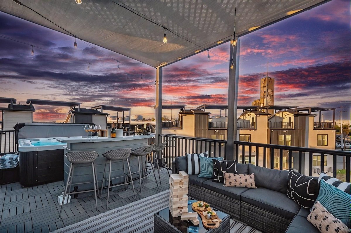 The Skyline Speakeasy! Roof Hot Tub, Glam Stations gallery image 3