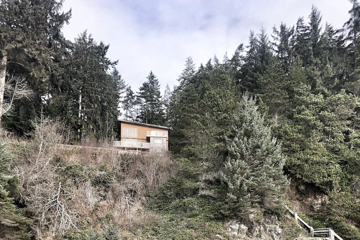 Oceanfront 4 BR Cabin with Hot Tub gallery image 4