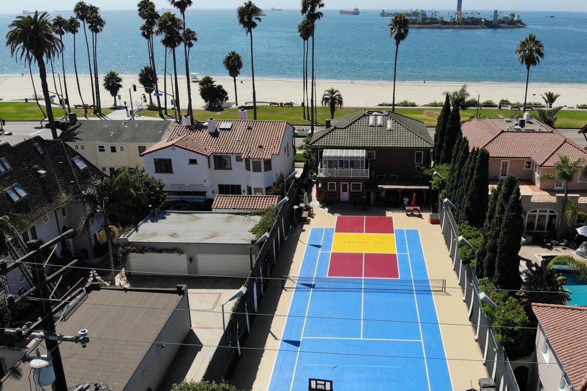 Ocean house, full size Tennis court & Pickleball.