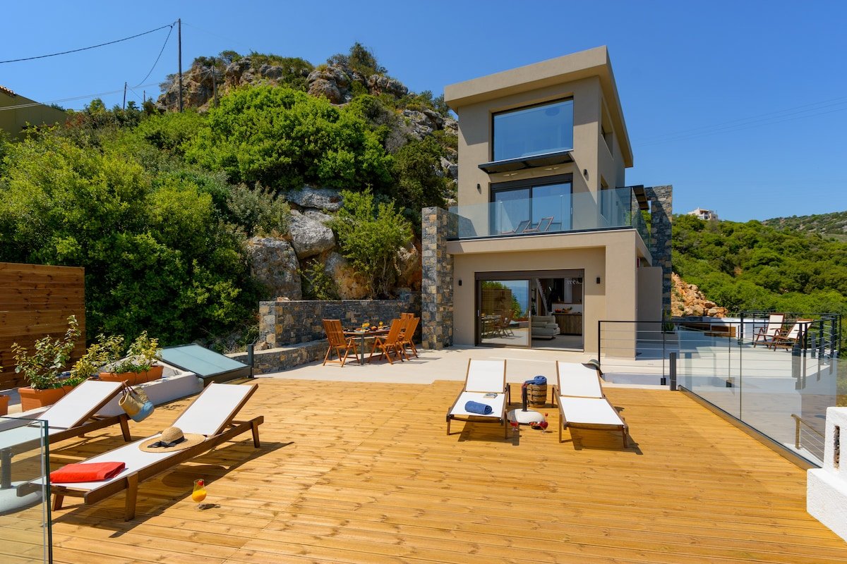 Beachfront villa Phi, jacuzzi and amazing views gallery image 3