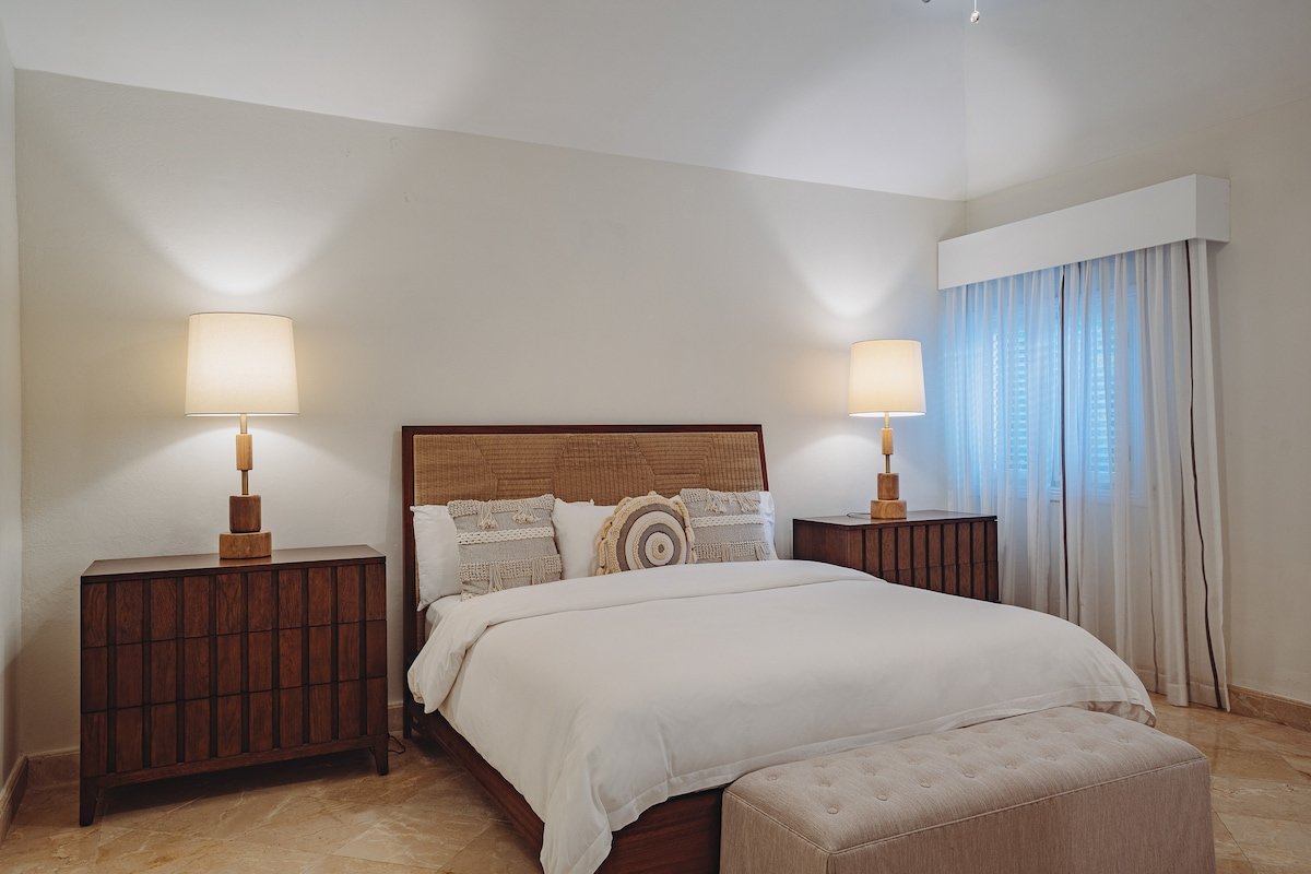 Beautiful Villa Walking Distance to the Beach! gallery image 2