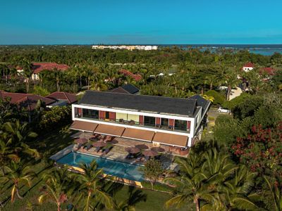 Large modern villa w/ staff close to beach & golf