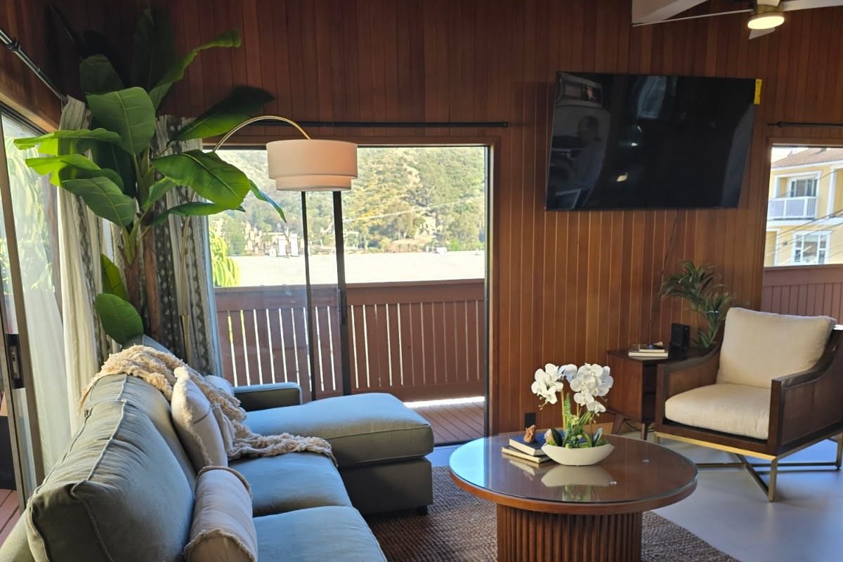 Catalina Island Mid Century Modern Home gallery image 5