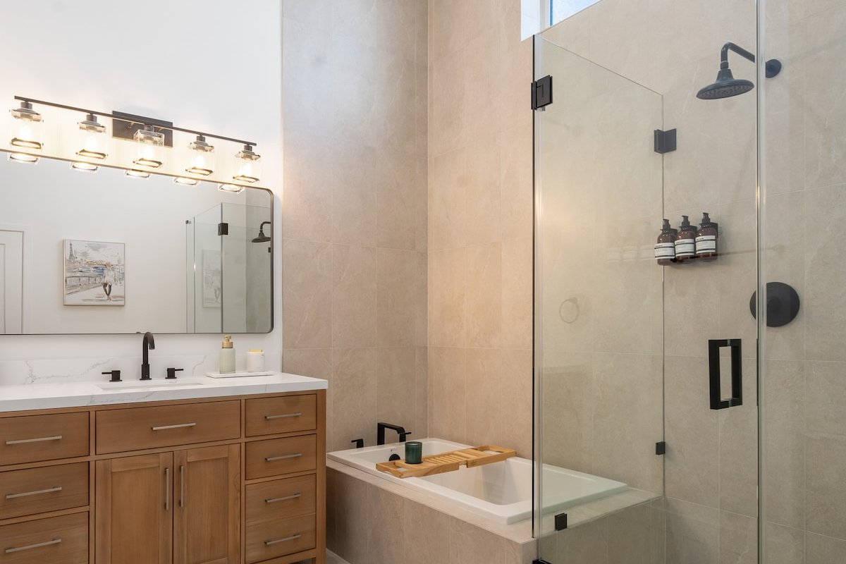 Luxe Long Beach Villa Heated Pool & Backyard Oasis gallery image 4