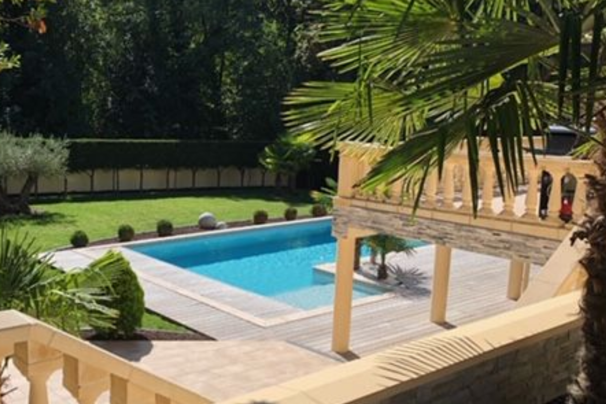 Villa devant la forêt