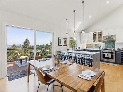 4-Bd w/ AC, Walk to Light Rail, Yard, VIEW Dog OK!