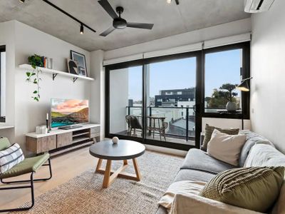Industrial-Style Retreat. Near MCG & Cafe Hotspots