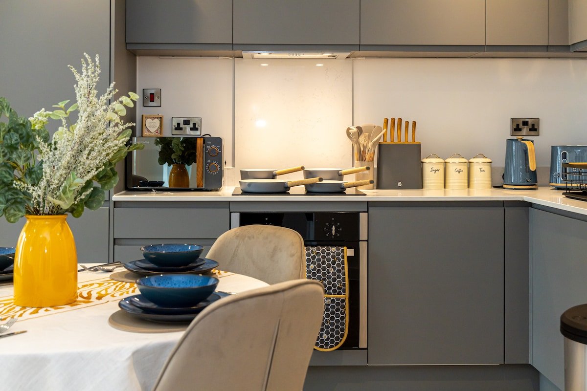 Stylish City Centre | 2BR Urban Retreat gallery image 4