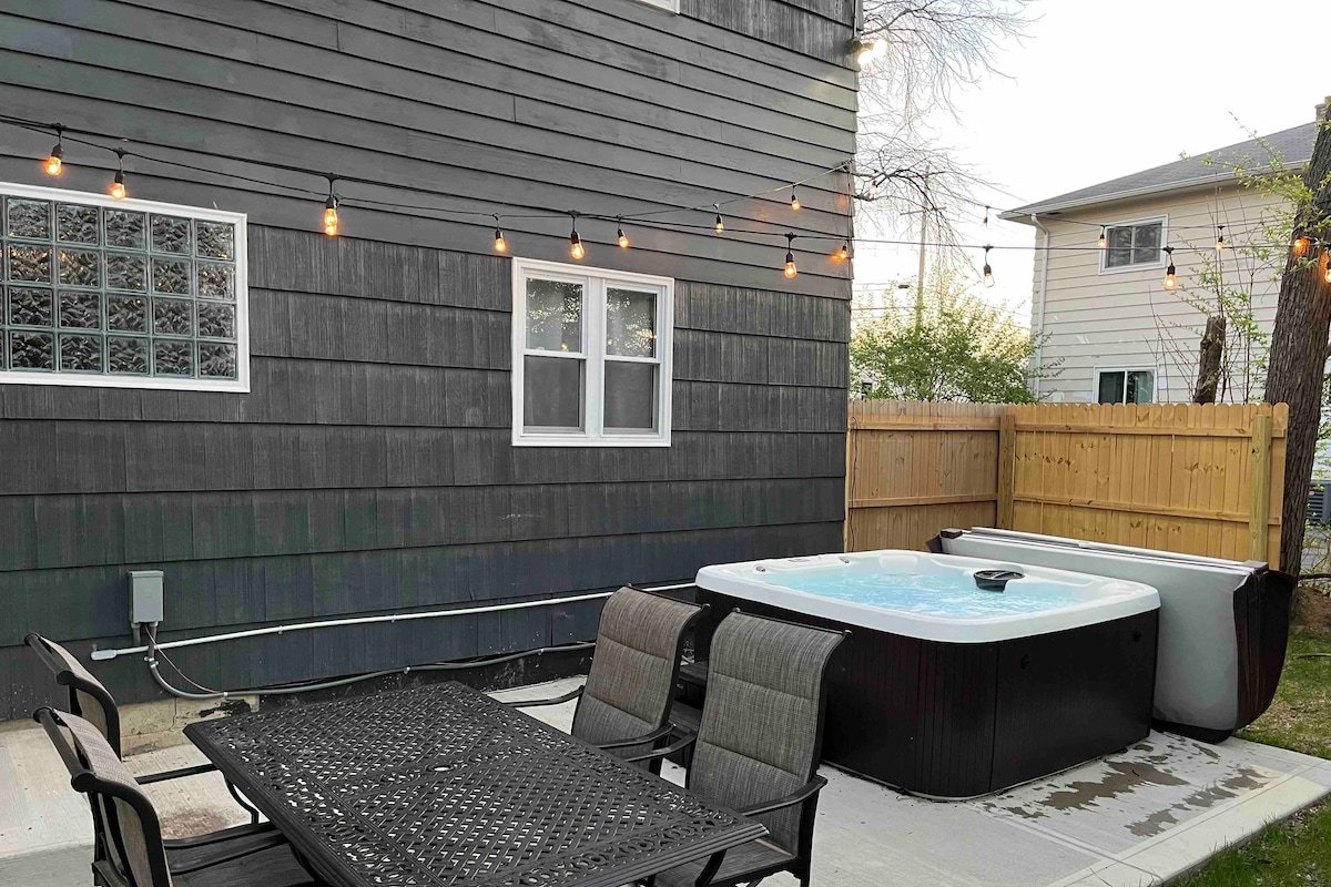 Lite & Bright 4 Bed | Hot Tub| Yard | Priv Parking gallery image 4