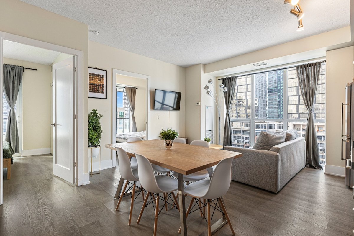 3 BR w/ parking Downtown Toronto gallery image 2