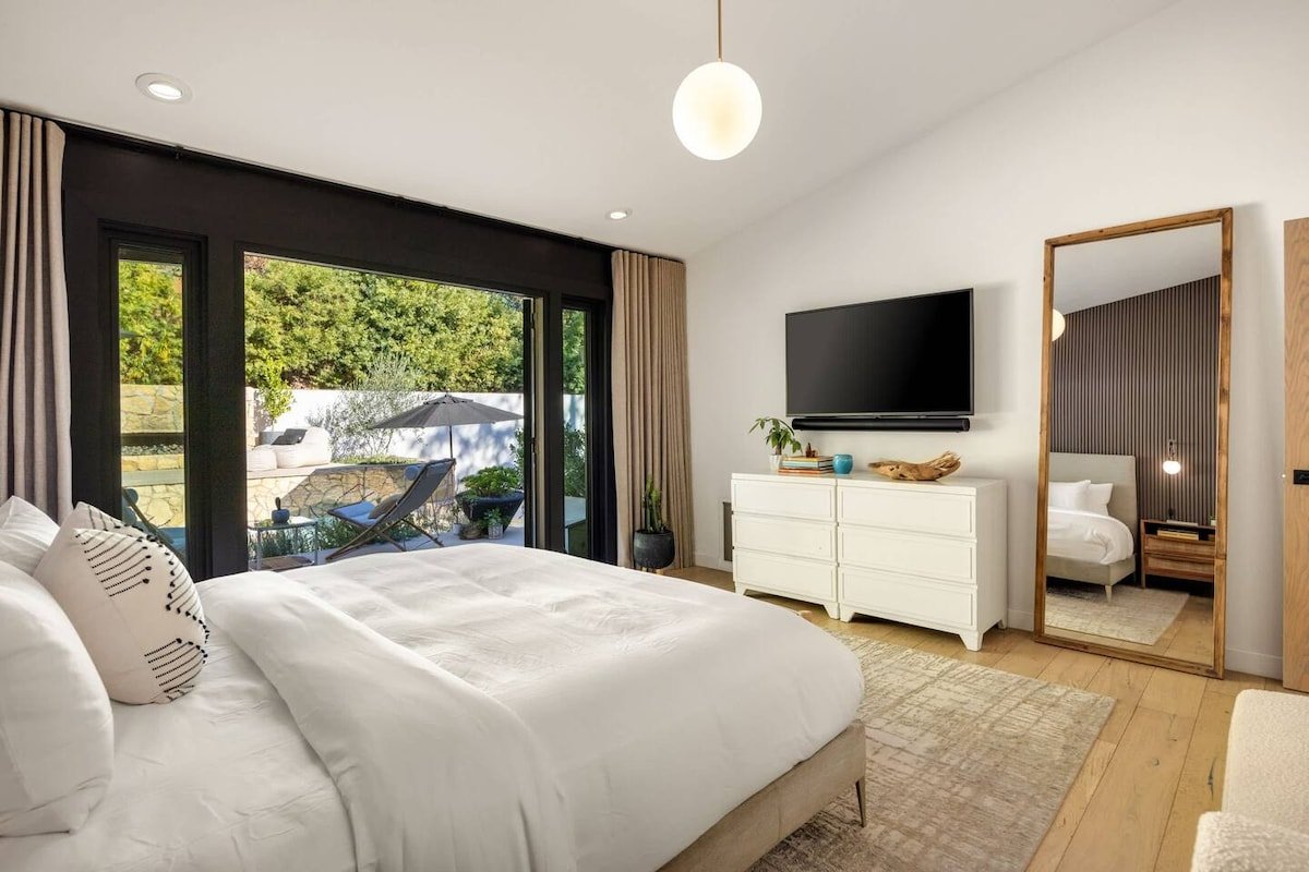 Hollywood Hills Villa by Universal-Pool-Dogs OK gallery image 4