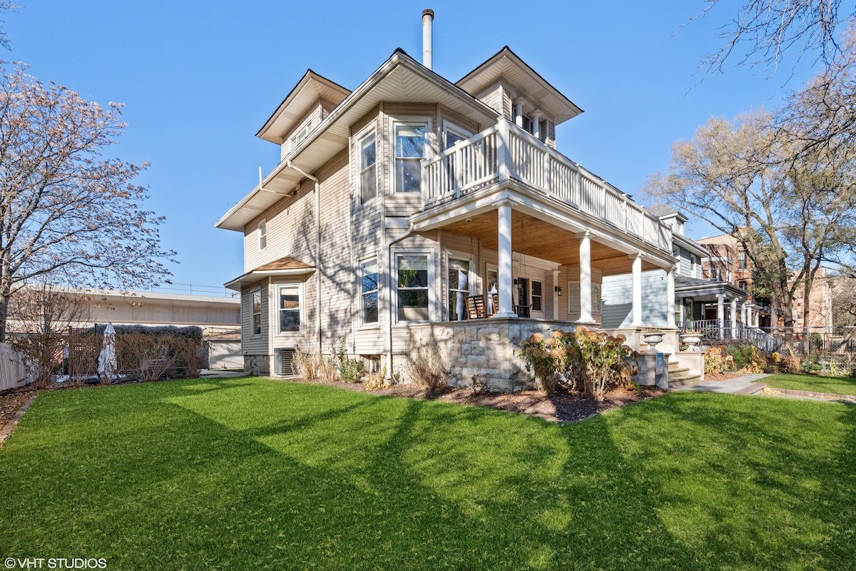 Edgewater Beach Home Steps to the Lake gallery image 2