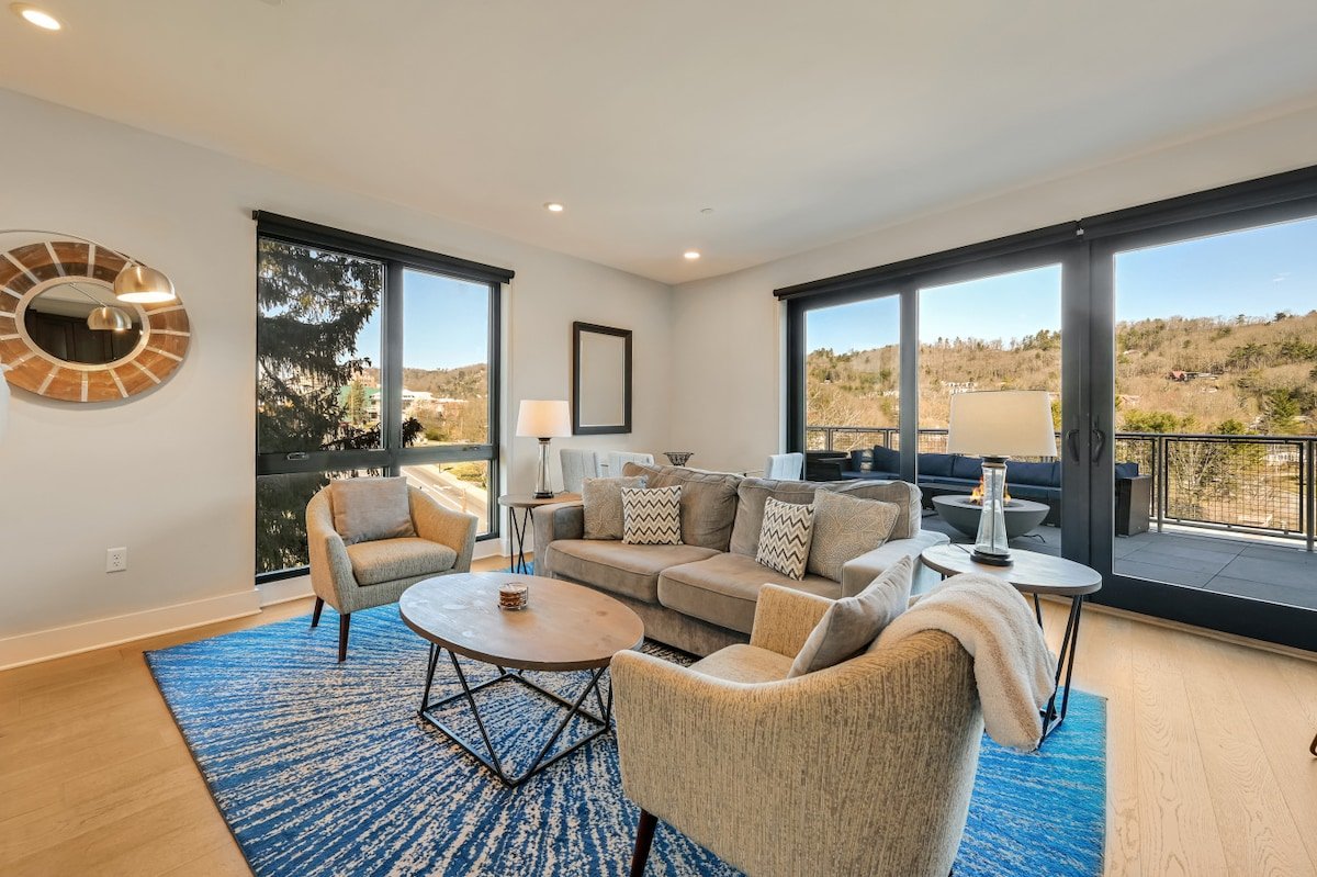 City and Mountain Views with Spacious Balcony gallery image 3