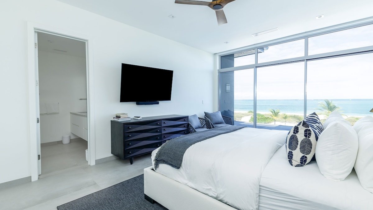 Bliss Villa Four – Grace Bay Beach Front Villa gallery image 2