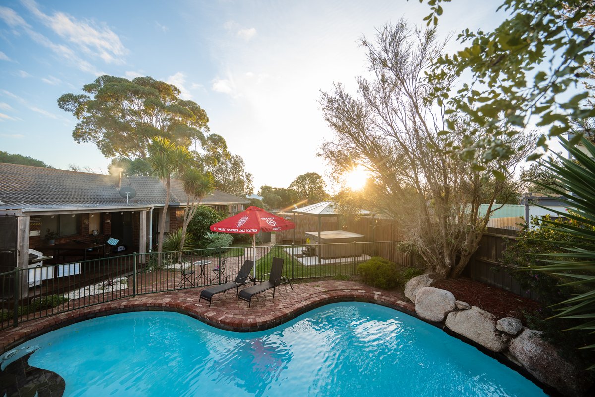 80’s Renovated Gem 400m to Beach