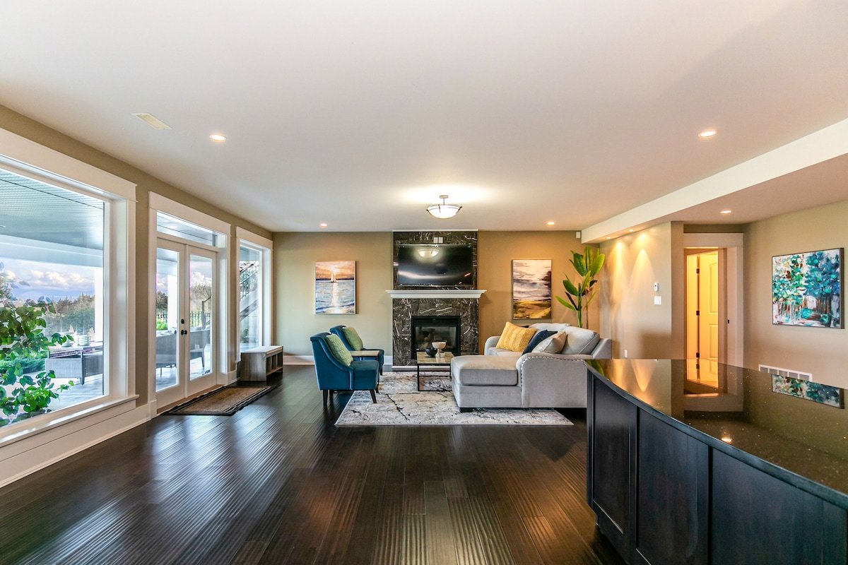 Oriole & Fawn Suite: Unwind with Views & Theatre gallery image 5