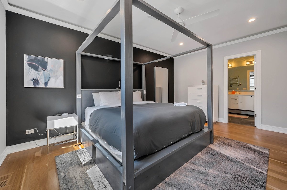 Superiorhaus Noble Square Sleeps 16 HotTub/RecRoom gallery image 4