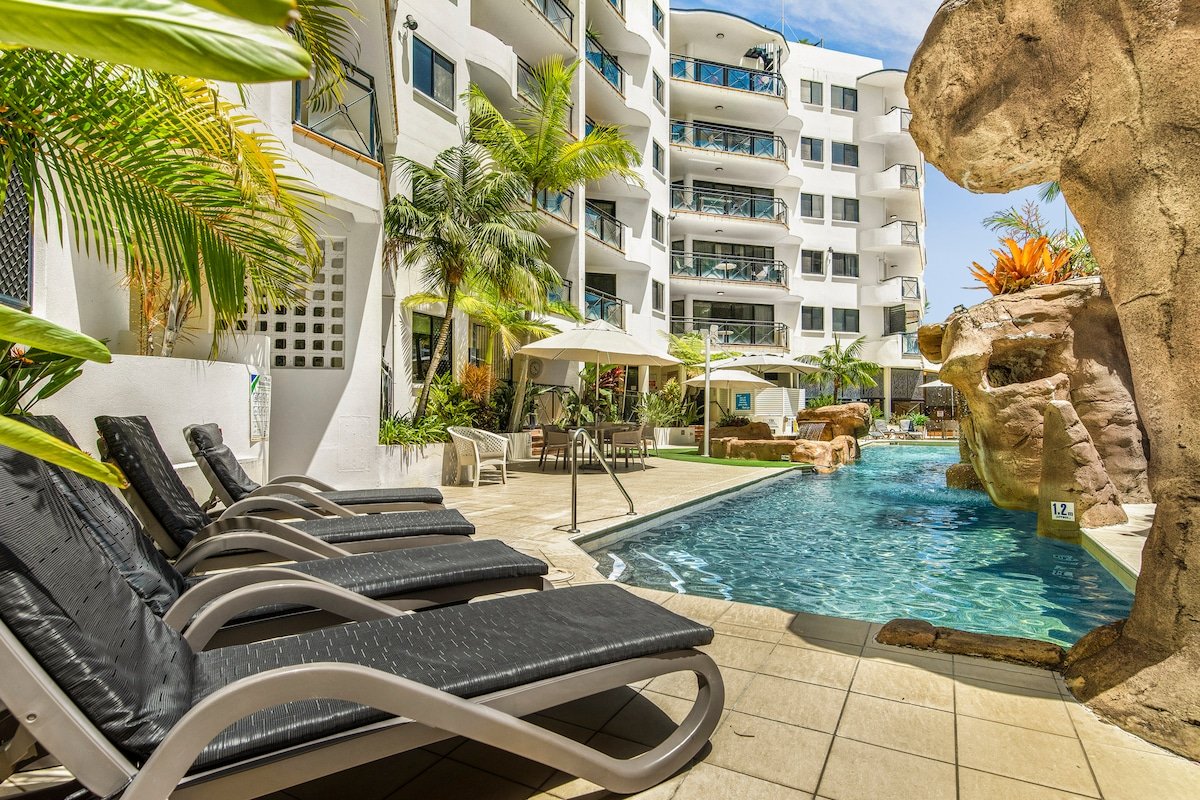 Renovated 2 bedroom poolside apartment gallery image 2