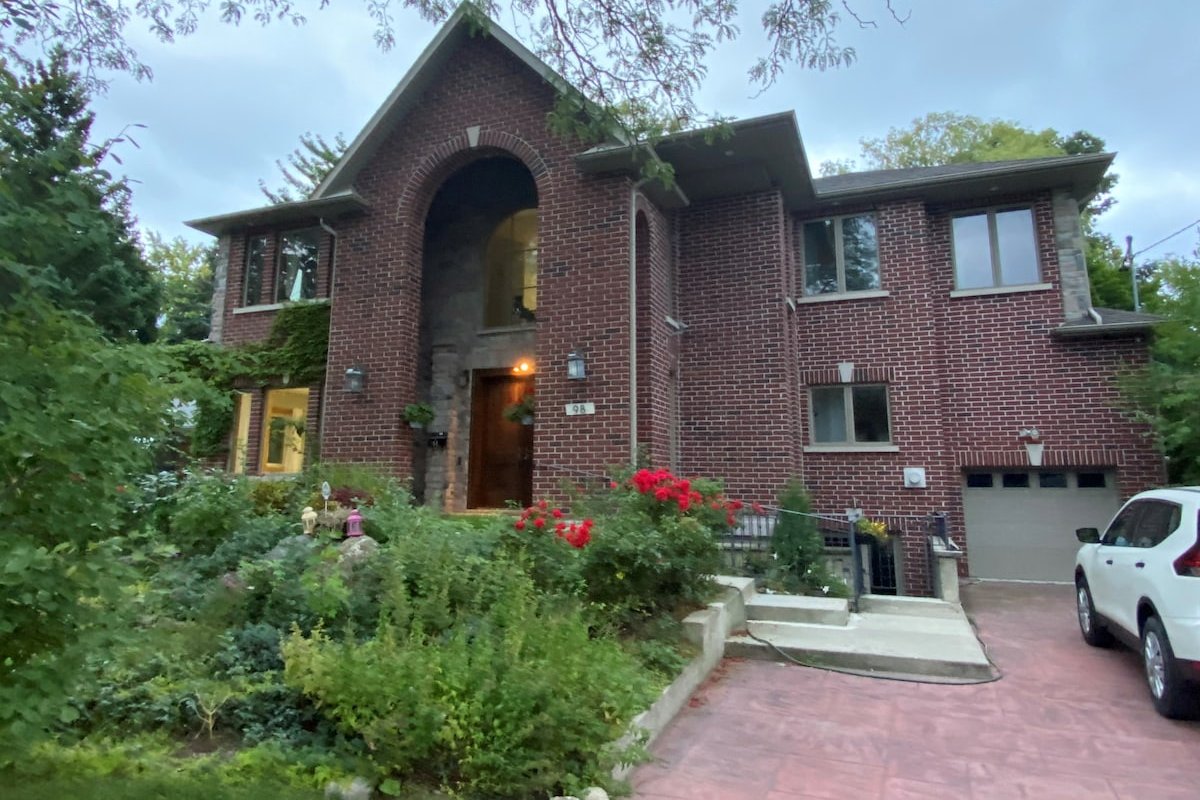 Beautiful House- Bayview Village gallery image 2