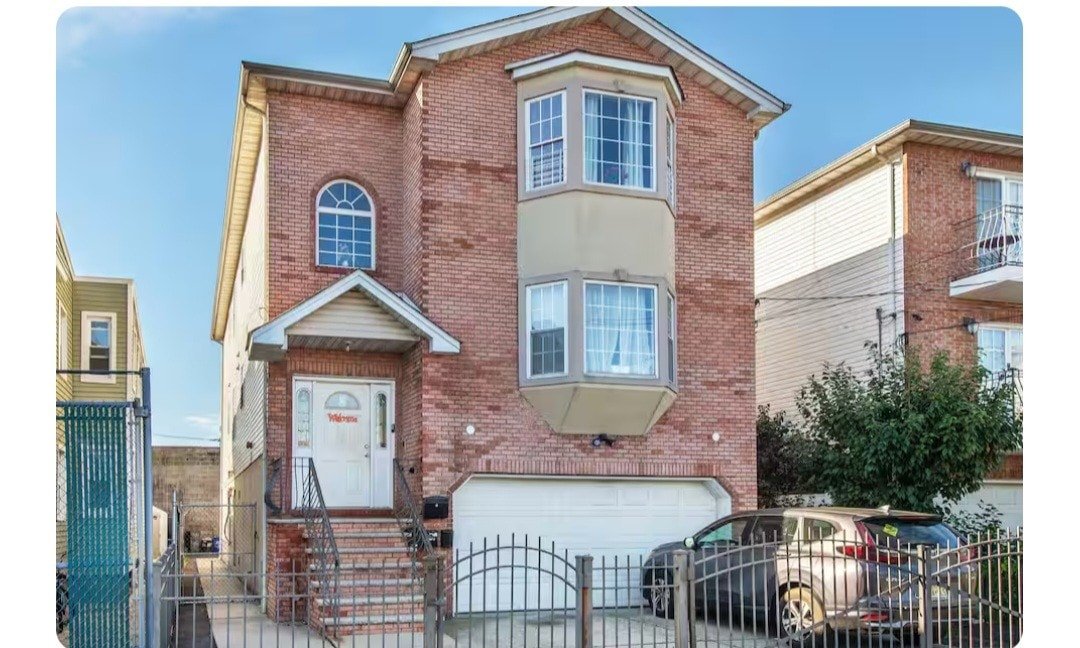 Comfortable 5BR Retreat | Near EWR & Free Parking gallery image 2