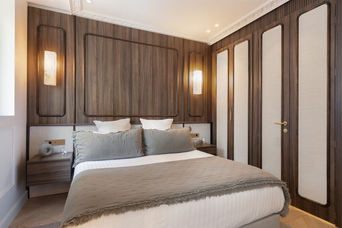 A Refined 1-BR with Services in Louvre gallery image 3