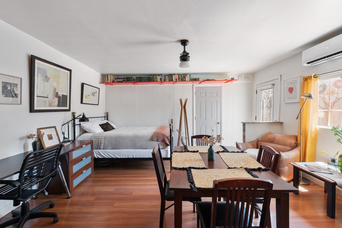 Artistic House in Upscale Neighborhood of Glendale gallery image 5