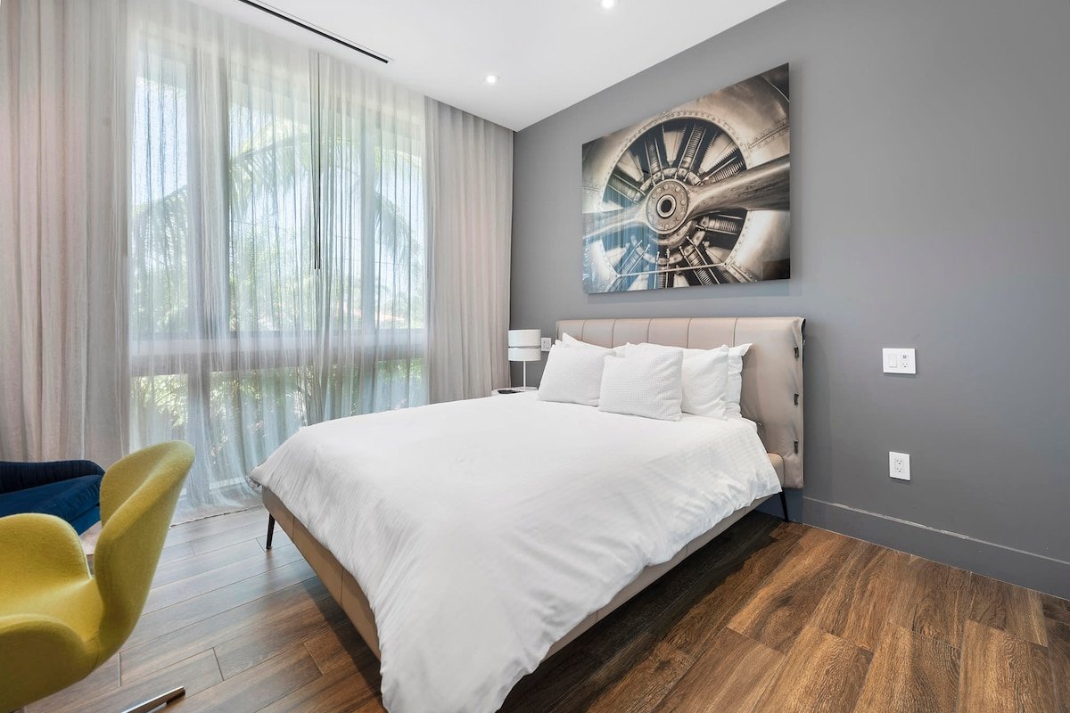 Luxury Bayfront Villa with Pool New Construction gallery image 2