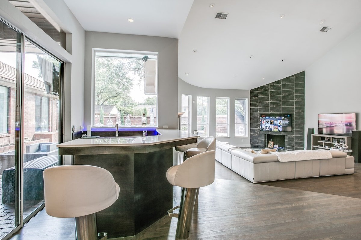 The Best Dallas Has with Heated Pool and Spa gallery image 5