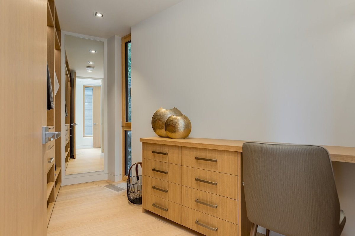 Luxury 6BR Ski-In/Out Estate|Private Hot tub/Sauna gallery image 4