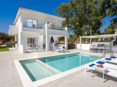 Constantinos Villa, Sublime Island Εscape