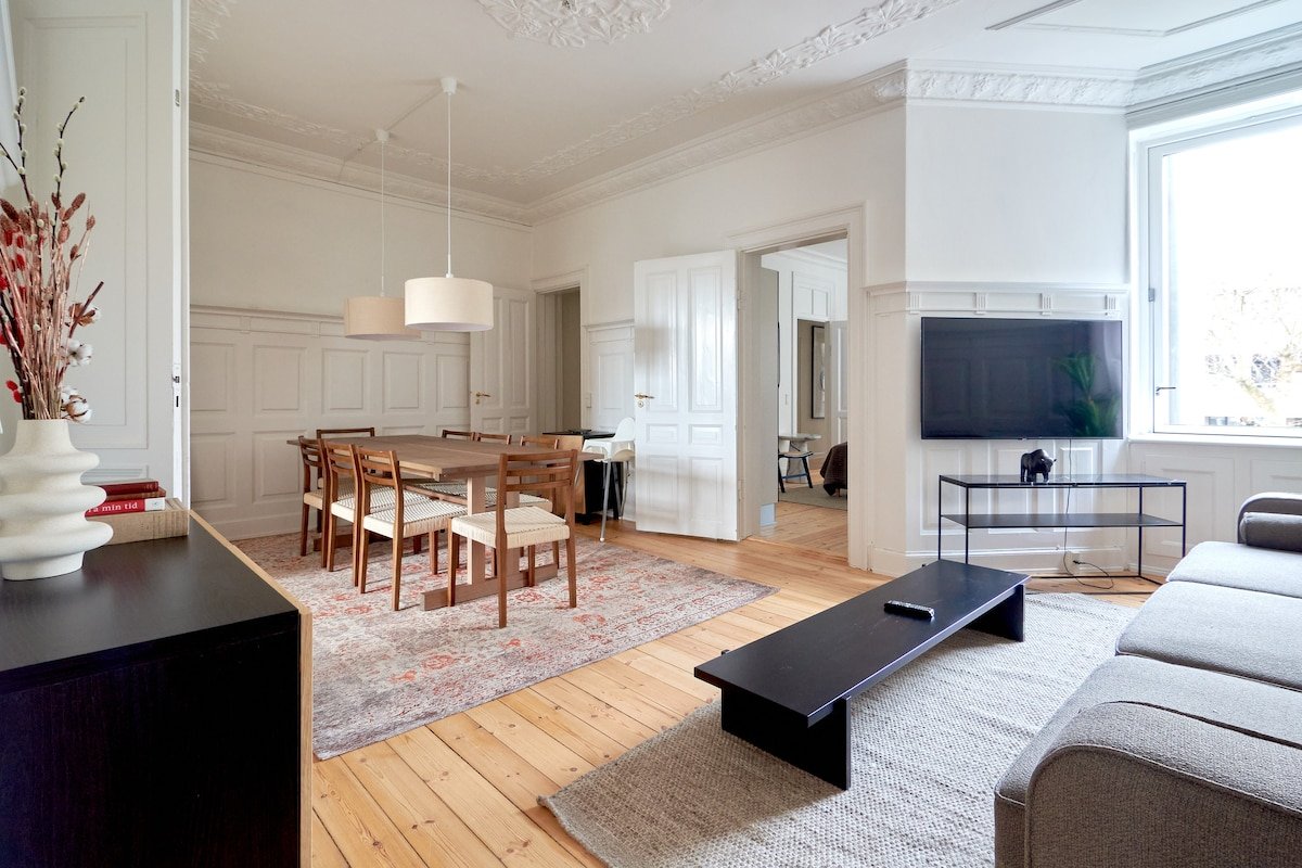 Central 2BR Loft | 6min to Metro & Balcony gallery image 2