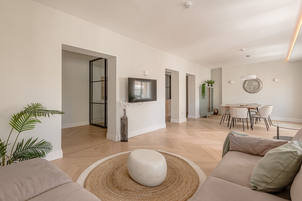 Stunning 8 pax apartment close to Puerta del Sol gallery image 3