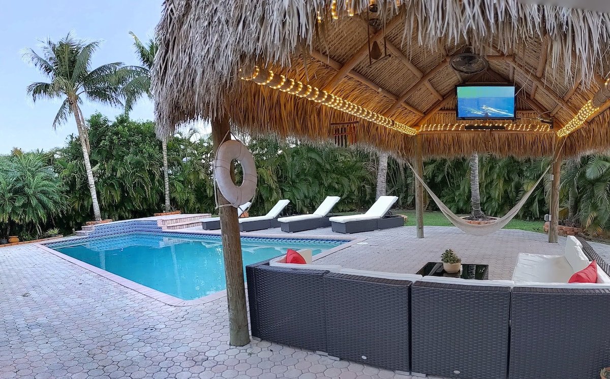 Unique Tropical Paradise! Heated Pool & Tiki Bar gallery image 3