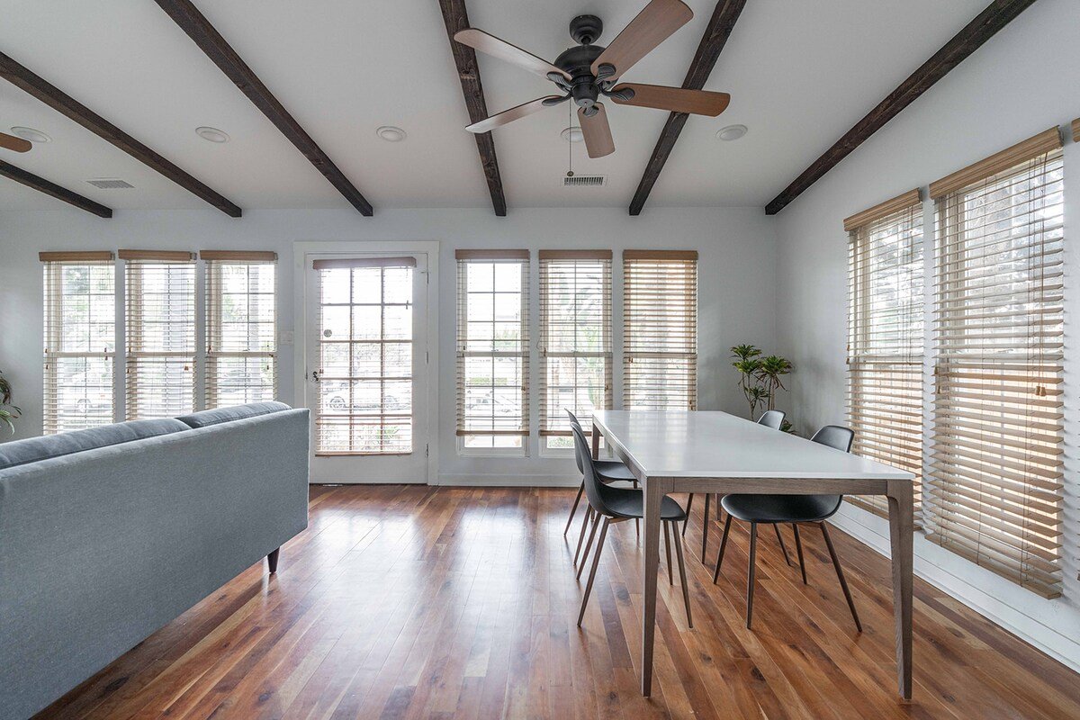 Groups Multi Unit 8BR/7BA, walk to beach & shops gallery image 4