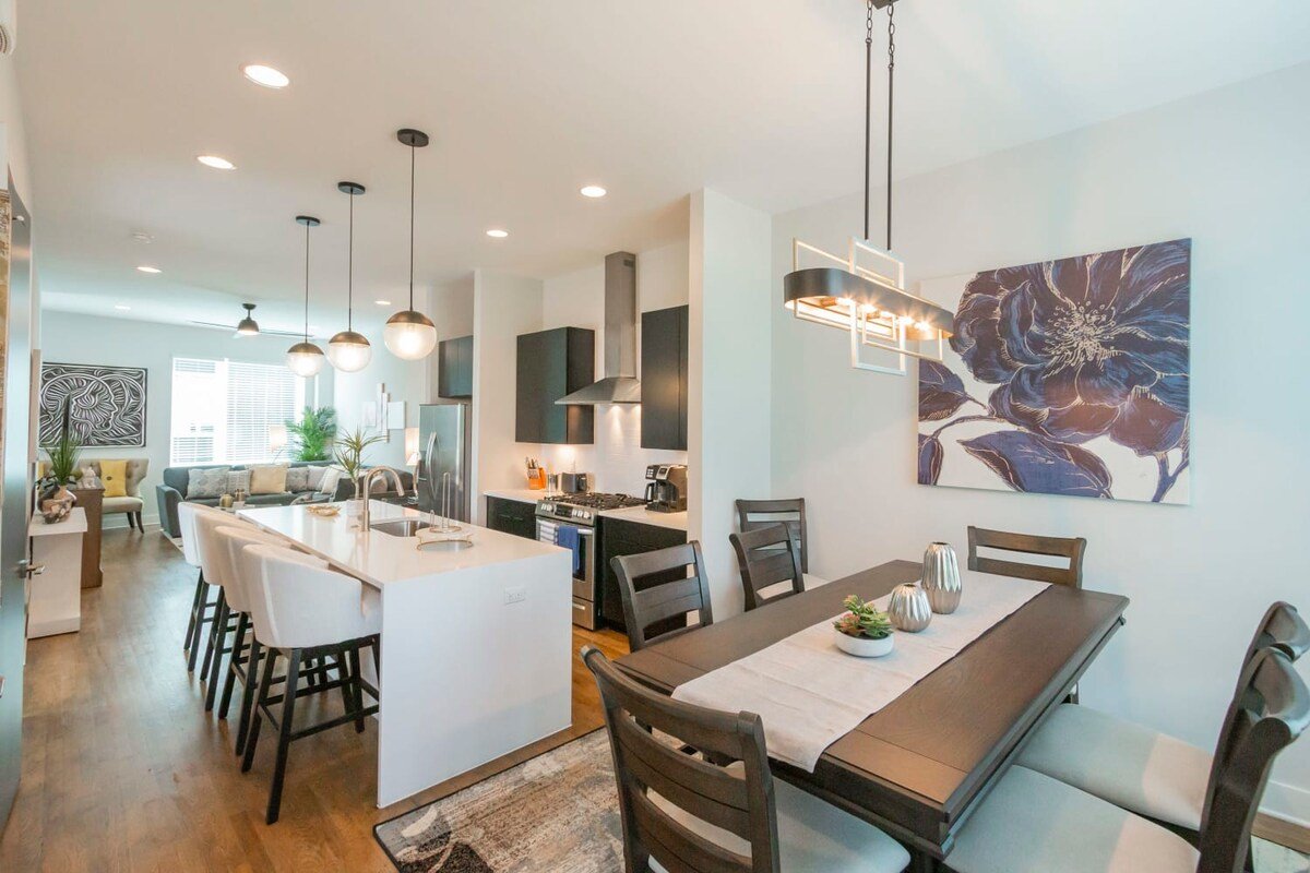 Luxury Townhome★11 Beds★Breathtaking Views★Mins DT gallery image 4