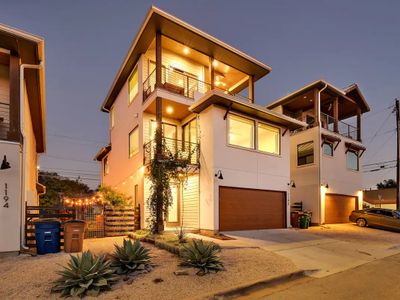 Cityscape Retreat | Sleeps 14| City Views + Grill