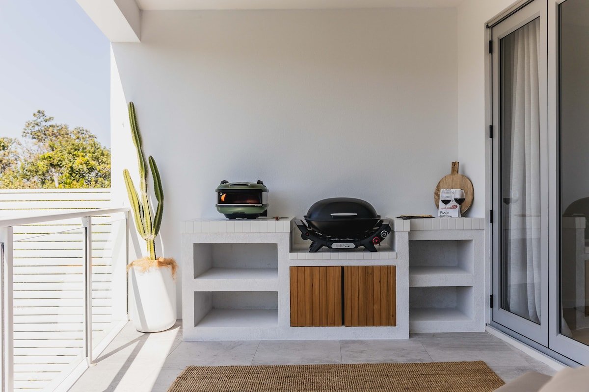 Stylish home, steps to the beach gallery image 5