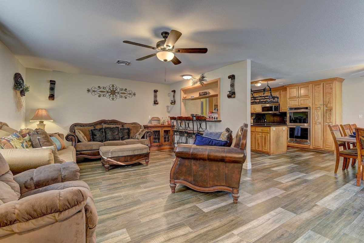 Villa with 2 Casita*Pool *7 Br4Bath-RV parking gallery image 2