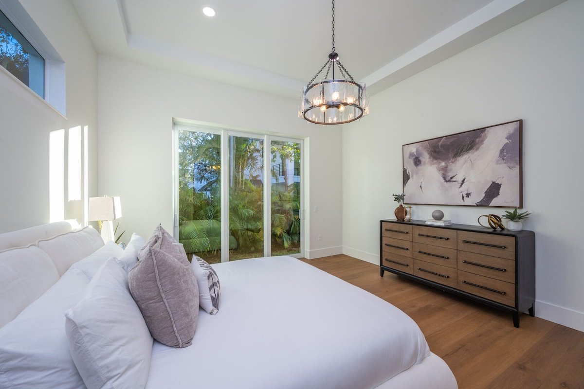 Luxury 5BR Sarasota Stay • Spa + Outdoor Living gallery image 2