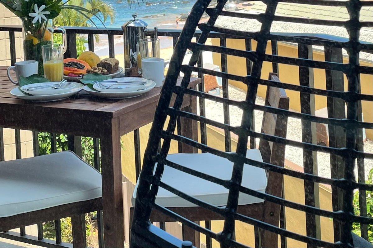 Oceanfront Condo & Pool, Beautiful views & Sunsets