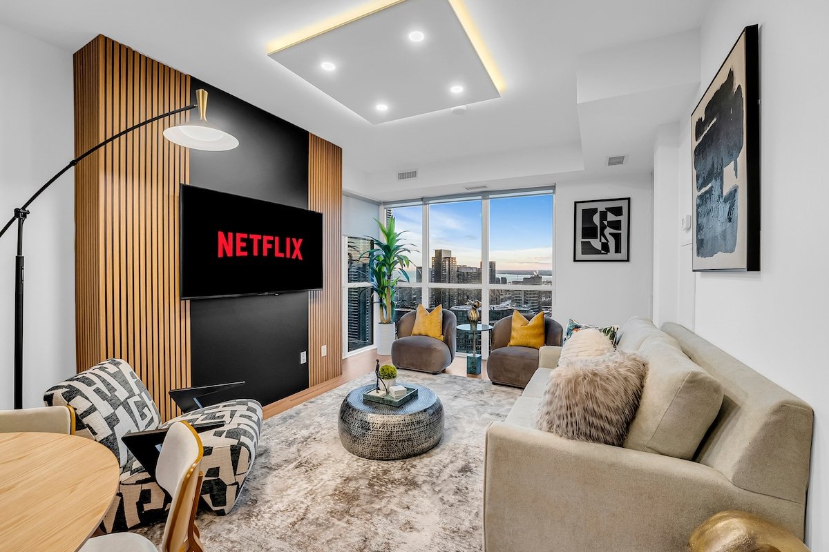 Modern Penthouse CN Tower+Lake Sunset View|Sleeps8 gallery image 3