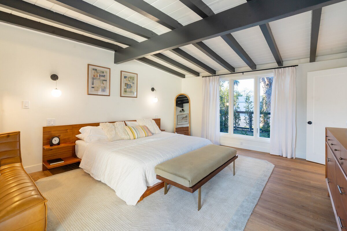 Luxe Long Beach Villa Heated Pool & Backyard Oasis gallery image 5