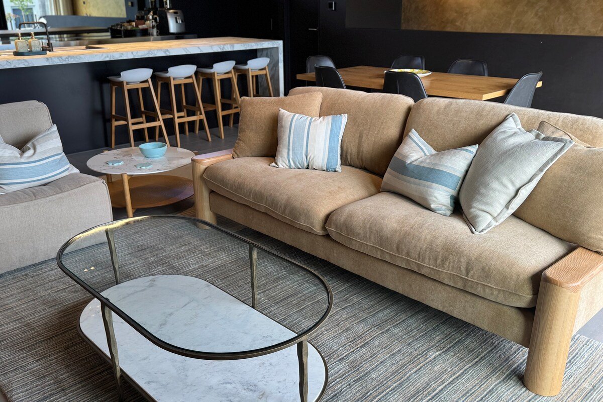 Beachside Hidden Gem, Luxurious Spacious Apartment gallery image 3