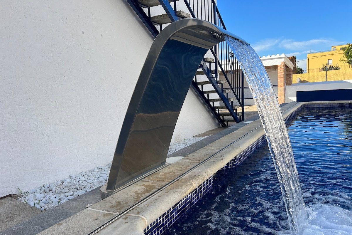 Casa con piscina y vistas al mar gallery image 3