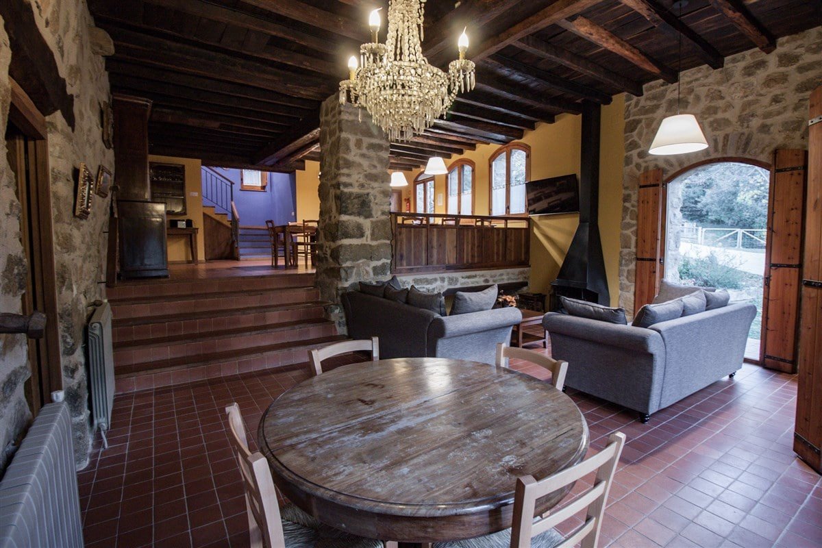 Espectacular masía con piscina y enorme jardín gallery image 5